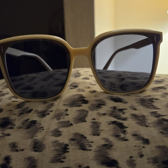 3 pairs ladies sunglasses 👓 - Picture 2 of 3